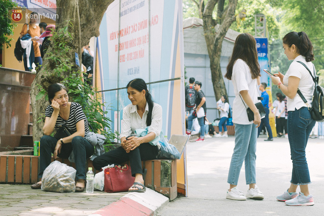 Nỗi lòng cha mẹ các tỉnh khăn gói đưa con đi nhập học: Sợ con mình không tránh được cám dỗ của thành phố - Ảnh 13.