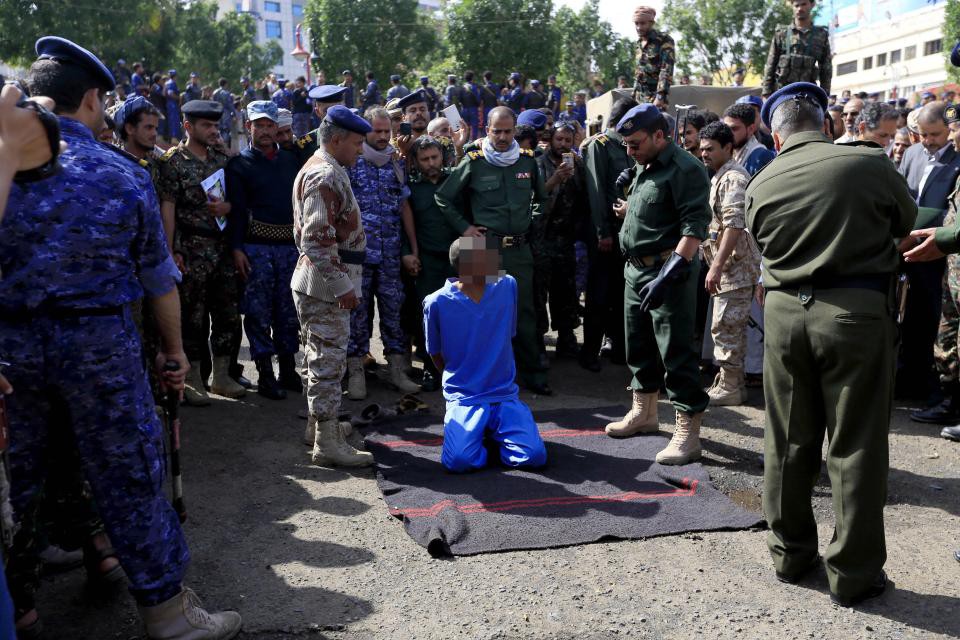 Yemen: Ba kẻ cưỡng hiếp và sát hại bé trai 10 tuổi bị xử tử nơi công cộng - Ảnh 1. Yemen: Ba kẻ cưỡng hiếp và sát hại bé trai 10 tuổi bị xử tử nơi công cộng - Ảnh 1.
