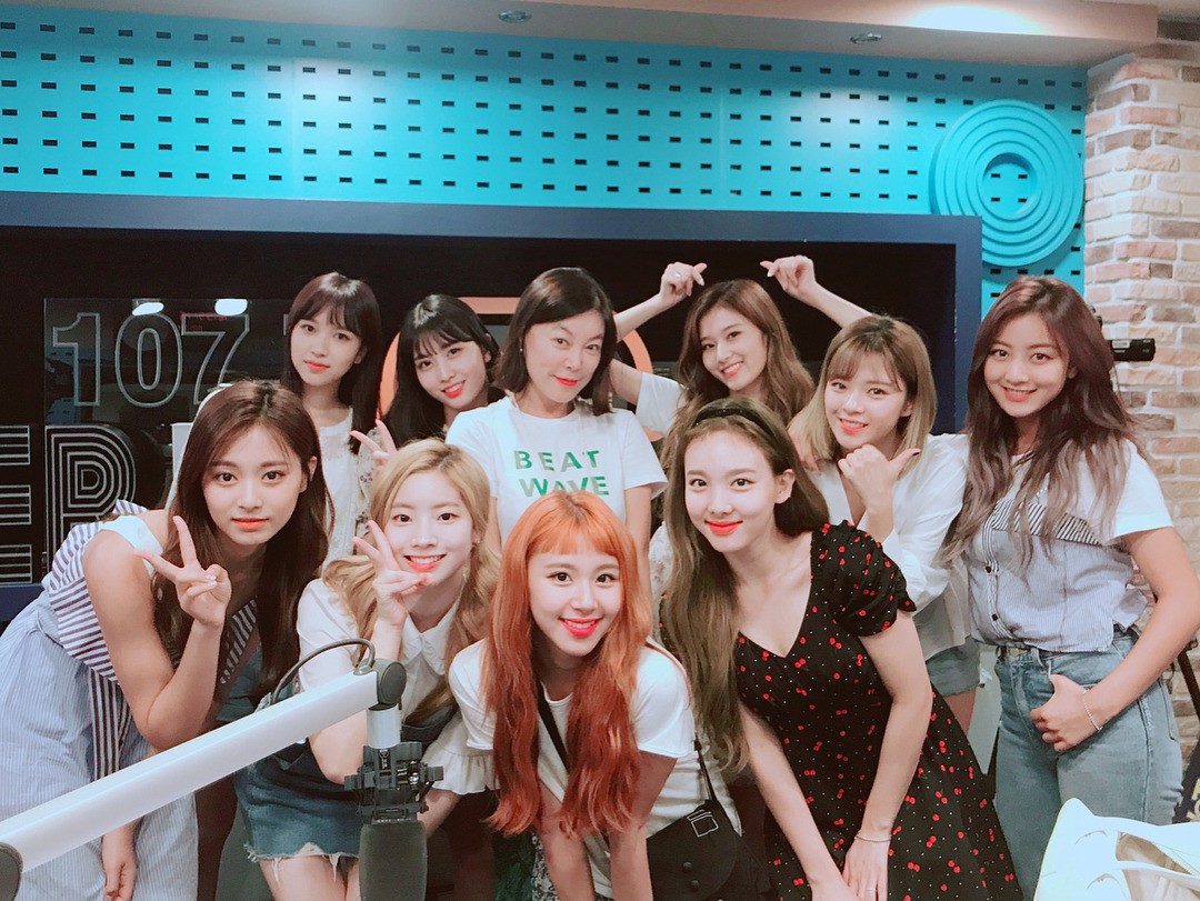 Nayeon mang tâm sự của mọi người con gái: thích kiểu váy gì thì cứ mặc mãi, còn mua hẳn 2 màu cho chắc - Ảnh 6. Nayeon mang tâm sự của mọi người con gái: thích kiểu váy gì thì cứ mặc mãi, còn mua hẳn 2 màu cho chắc - Ảnh 6.