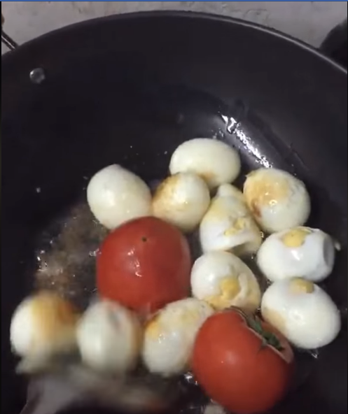 Cười ngất với món trứng xào cà chua có 1-0-2 do anh chồng đảm chiêu đãi vợ - Ảnh 1.