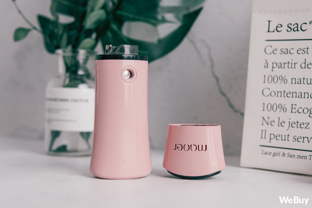 Máy xịt khoáng mini kiêm sạc điện thoại: Bên ngoài cảnh đẹp nên thơ, bên trong đổ nát hoang sơ bất ngờ... - Ảnh 3.