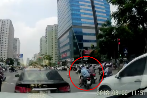 H&agrave; Nội: Kẻ gian d&agrave;n cảnh cướp t&uacute;i x&aacute;ch khi dừng đ&egrave;n đỏ, l&uacute;c bị ph&aacute;t gi&aacute;c th&igrave; t&aacute;t lu&ocirc;n nạn nh&acirc;n - Ảnh 3.