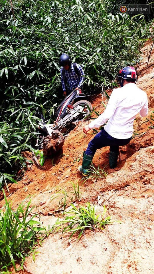 Những người thầy ngã sõng soài trên cung đường vượt núi gian nan, chuẩn bị cho ngày khai giảng ở Tri Lễ 4 - Ảnh 5.