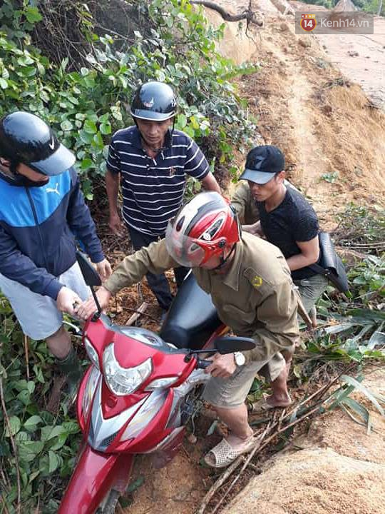 Những người thầy ngã sõng soài trên cung đường vượt núi gian nan, chuẩn bị cho ngày khai giảng ở Tri Lễ 4 - Ảnh 3.