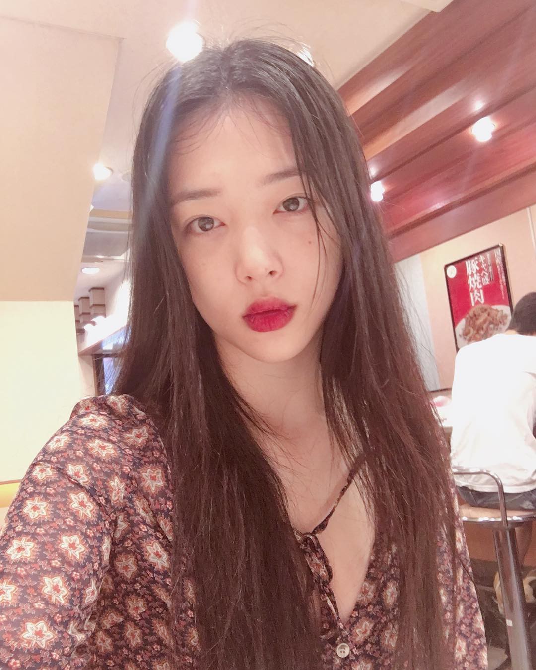 Người người chạy theo son nude, Sulli vẫn tuyệt đối trung thành với son hồng cánh sen sến rện và được khen hết lời - Ảnh 9. Người người chạy theo son nude, Sulli vẫn tuyệt đối trung thành với son hồng cánh sen sến rện và được khen hết lời - Ảnh 9.