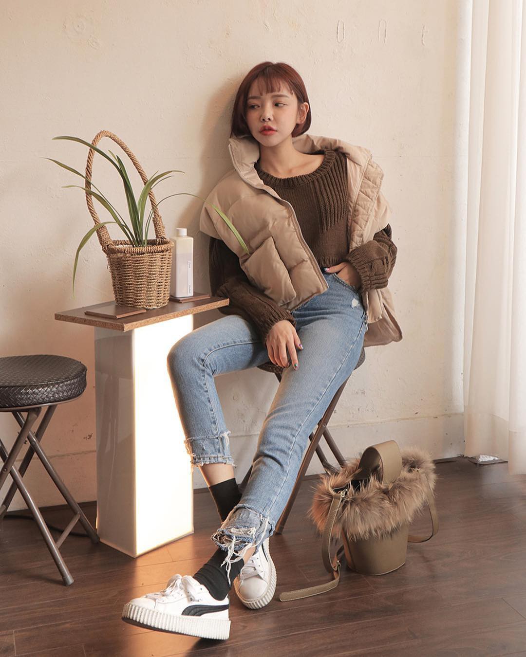 Năm nay nếu định sắm skinny jeans, bạn đừng mua loại bó chịt mà hãy chọn dáng ôm vừa phải như thế này mới là đúng mốt 2018 - Ảnh 11.