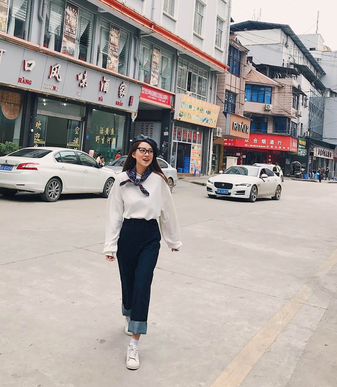 Quần jeans ống rộng gập gấu: kh&ocirc;ng phải người ta tr&oacute;t mua quần d&agrave;i rồi xắn l&ecirc;n cho ngắn đ&acirc;u, l&agrave; hot trend đấy! - Ảnh 10.