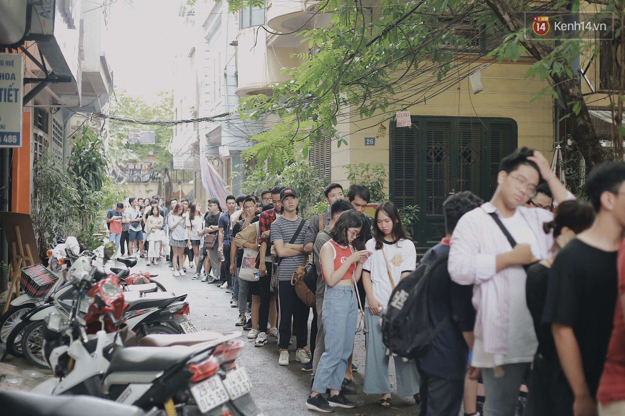 Liveshow thứ 2 của Vũ: Fan xếp hàng dài đợi mua vé, sold-out trong chưa đầy 1 tiếng đồng hồ - Ảnh 2. Liveshow thứ 2 của Vũ: Fan xếp hàng dài đợi mua vé, sold-out trong chưa đầy 1 tiếng đồng hồ - Ảnh 2.