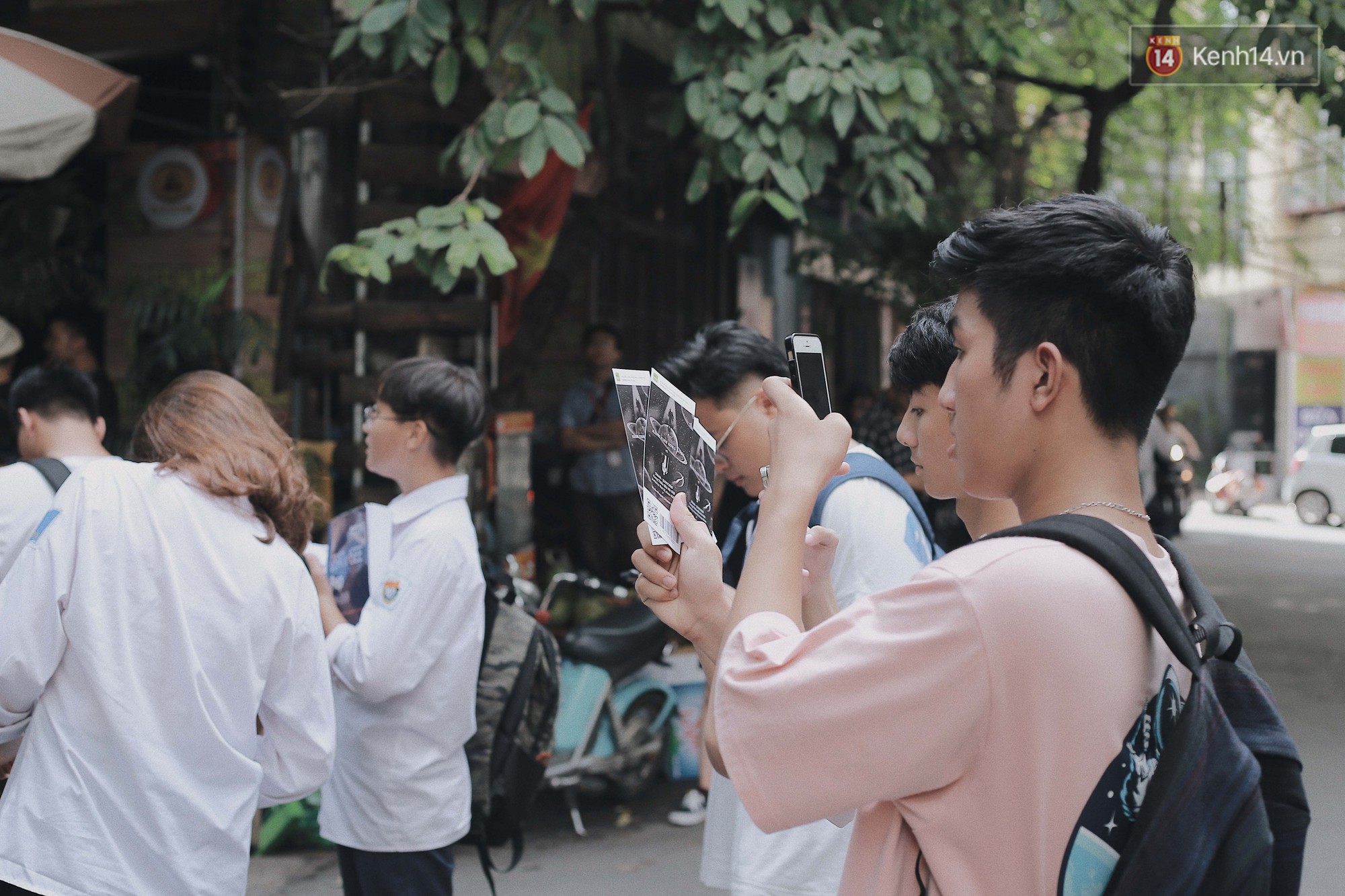 Liveshow thứ 2 của Vũ: Fan xếp hàng dài đợi mua vé, sold-out trong chưa đầy 1 tiếng đồng hồ - Ảnh 5. Liveshow thứ 2 của Vũ: Fan xếp hàng dài đợi mua vé, sold-out trong chưa đầy 1 tiếng đồng hồ - Ảnh 5.