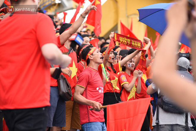 Sắc đỏ ngập tràn trước giờ Olympic Việt Nam tranh tấm HC đồng lịch sử với UAE - Ảnh 1. Sắc đỏ ngập tràn trước giờ Olympic Việt Nam tranh tấm HC đồng lịch sử với UAE - Ảnh 1.