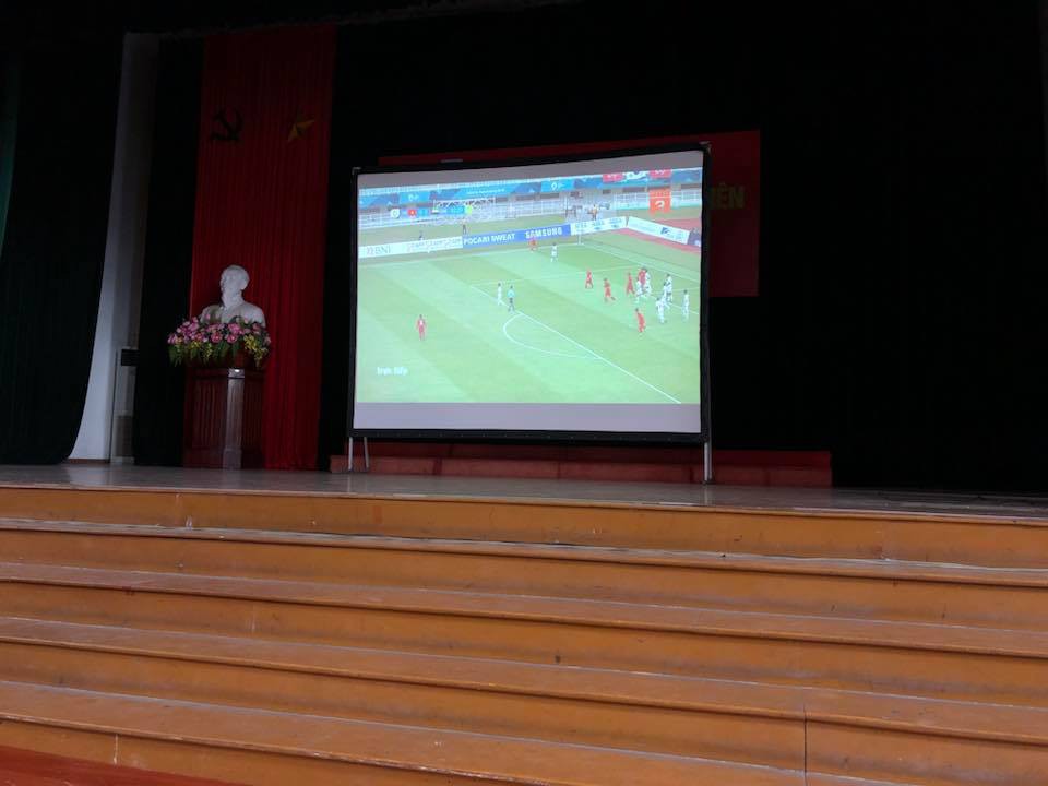 Người hâm mộ tại các trường Đại học reo hò trước bàn thắng gỡ hòa, hi vọng Olympic Việt Nam giành Huy chương Đồng - Ảnh 7.