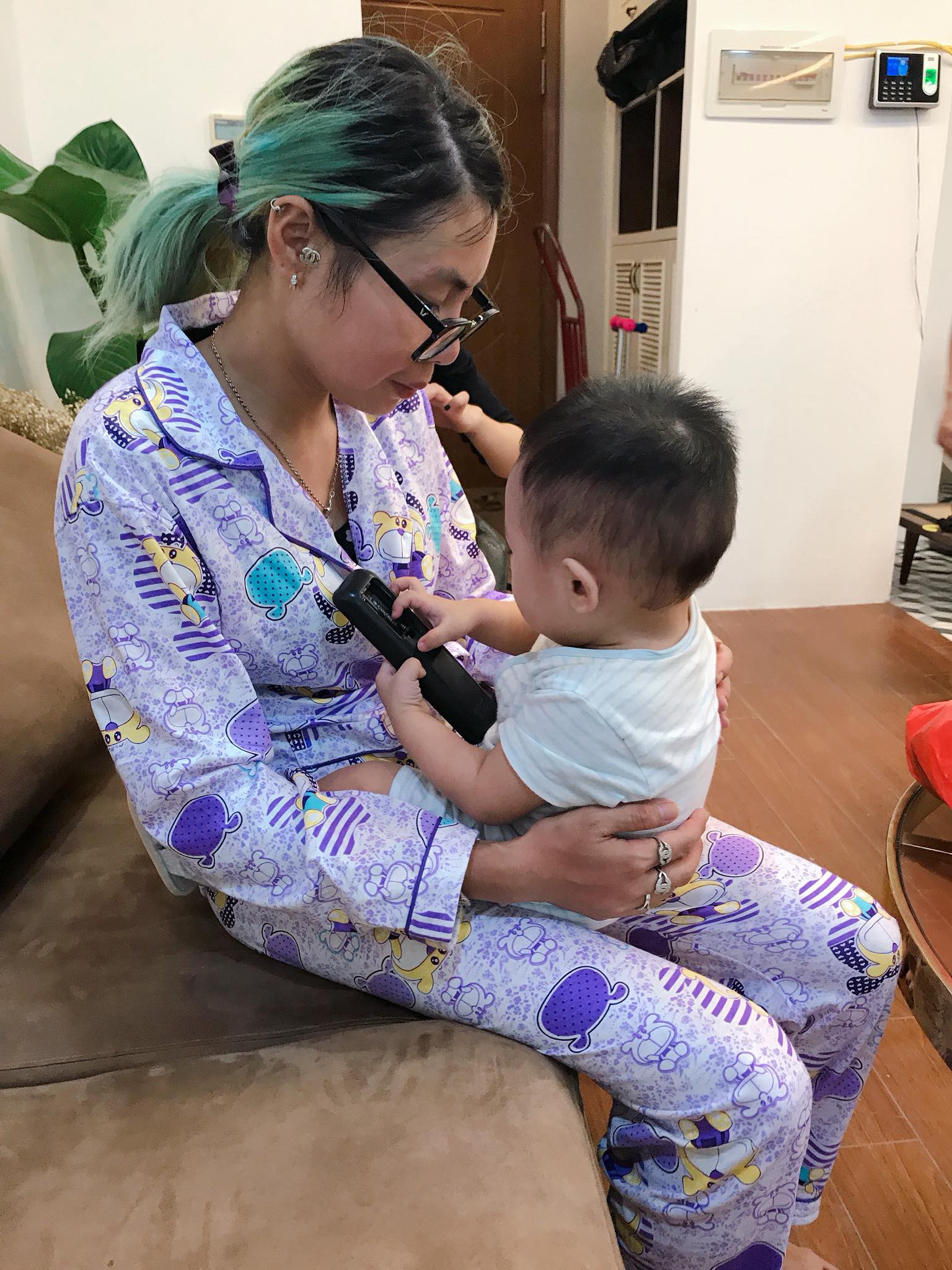 Hằng túi chia sẻ hình ảnh Hotgirl Bella đã khỏi bệnh quấn quýt bên con trai, ngỏ ý muốn nhuộm lại tóc và đón con về Hải Dương nuôi gà trồng rau kiếm sống - Ảnh 5. Hằng túi chia sẻ hình ảnh Hotgirl Bella đã khỏi bệnh quấn quýt bên con trai, ngỏ ý muốn nhuộm lại tóc và đón con về Hải Dương nuôi gà trồng rau kiếm sống - Ảnh 5.
