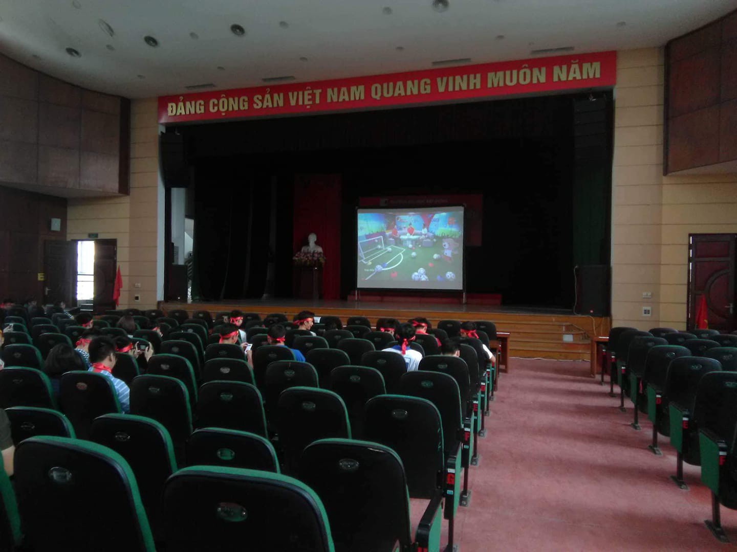 Người hâm mộ tại các trường Đại học reo hò trước bàn thắng gỡ hòa, hi vọng Olympic Việt Nam giành Huy chương Đồng - Ảnh 10.