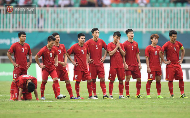 Minh Vương ôm mặt, Quang Hải lặng người sau thất bại trên chấm 11m - Ảnh 1.