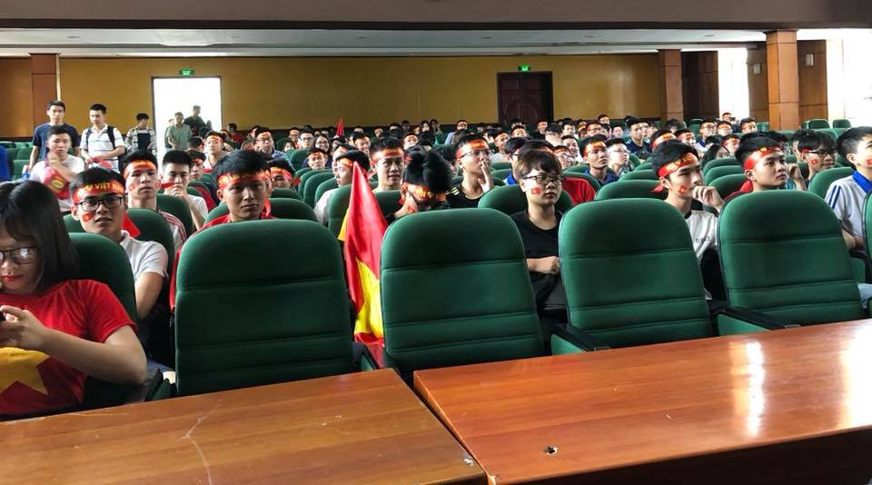 Người hâm mộ tại các trường Đại học reo hò trước bàn thắng gỡ hòa, hi vọng Olympic Việt Nam giành Huy chương Đồng - Ảnh 8.