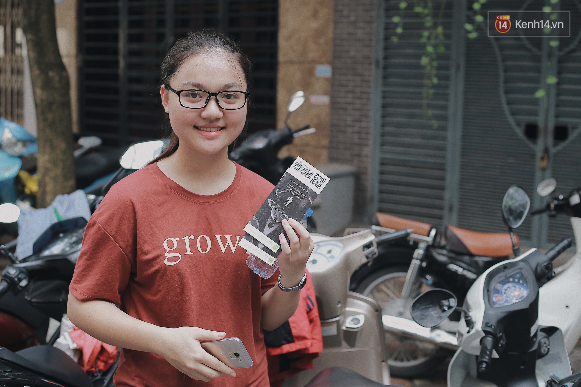 Liveshow thứ 2 của Vũ: Fan xếp hàng dài đợi mua vé, sold-out trong chưa đầy 1 tiếng đồng hồ - Ảnh 7. Liveshow thứ 2 của Vũ: Fan xếp hàng dài đợi mua vé, sold-out trong chưa đầy 1 tiếng đồng hồ - Ảnh 7.