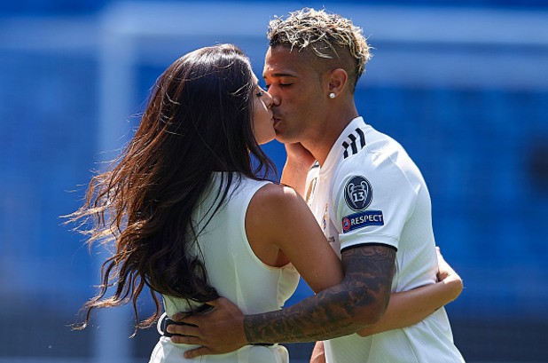 Người kế thừa áo số 7 của Ronaldo khóa môi bạn gái đắm đuối trong lễ ra mắt Real Madrid - Ảnh 4.