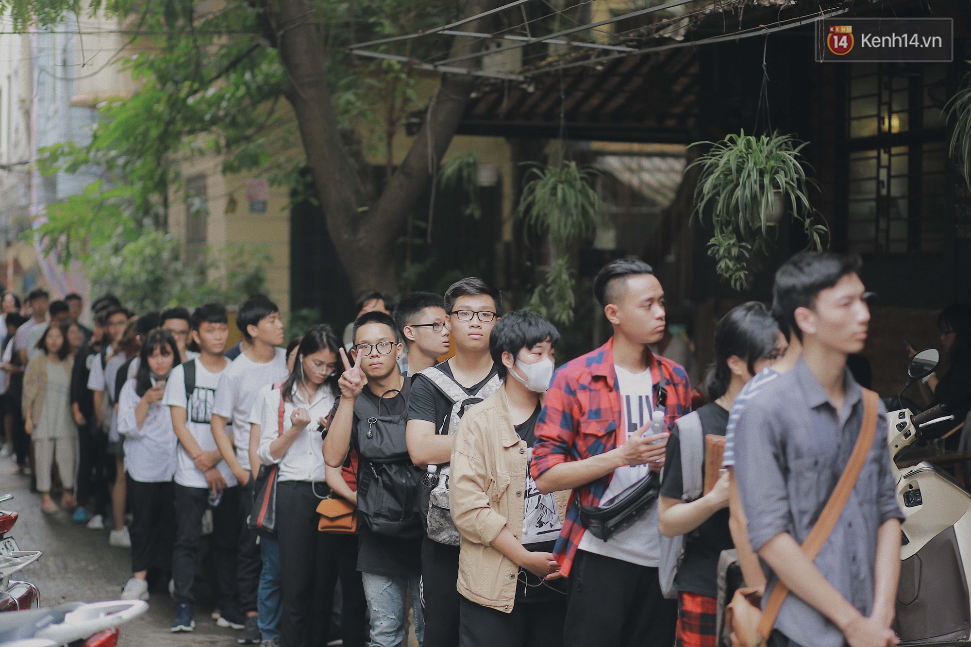 Liveshow thứ 2 của Vũ: Fan xếp hàng dài đợi mua vé, sold-out trong chưa đầy 1 tiếng đồng hồ - Ảnh 3. Liveshow thứ 2 của Vũ: Fan xếp hàng dài đợi mua vé, sold-out trong chưa đầy 1 tiếng đồng hồ - Ảnh 3.