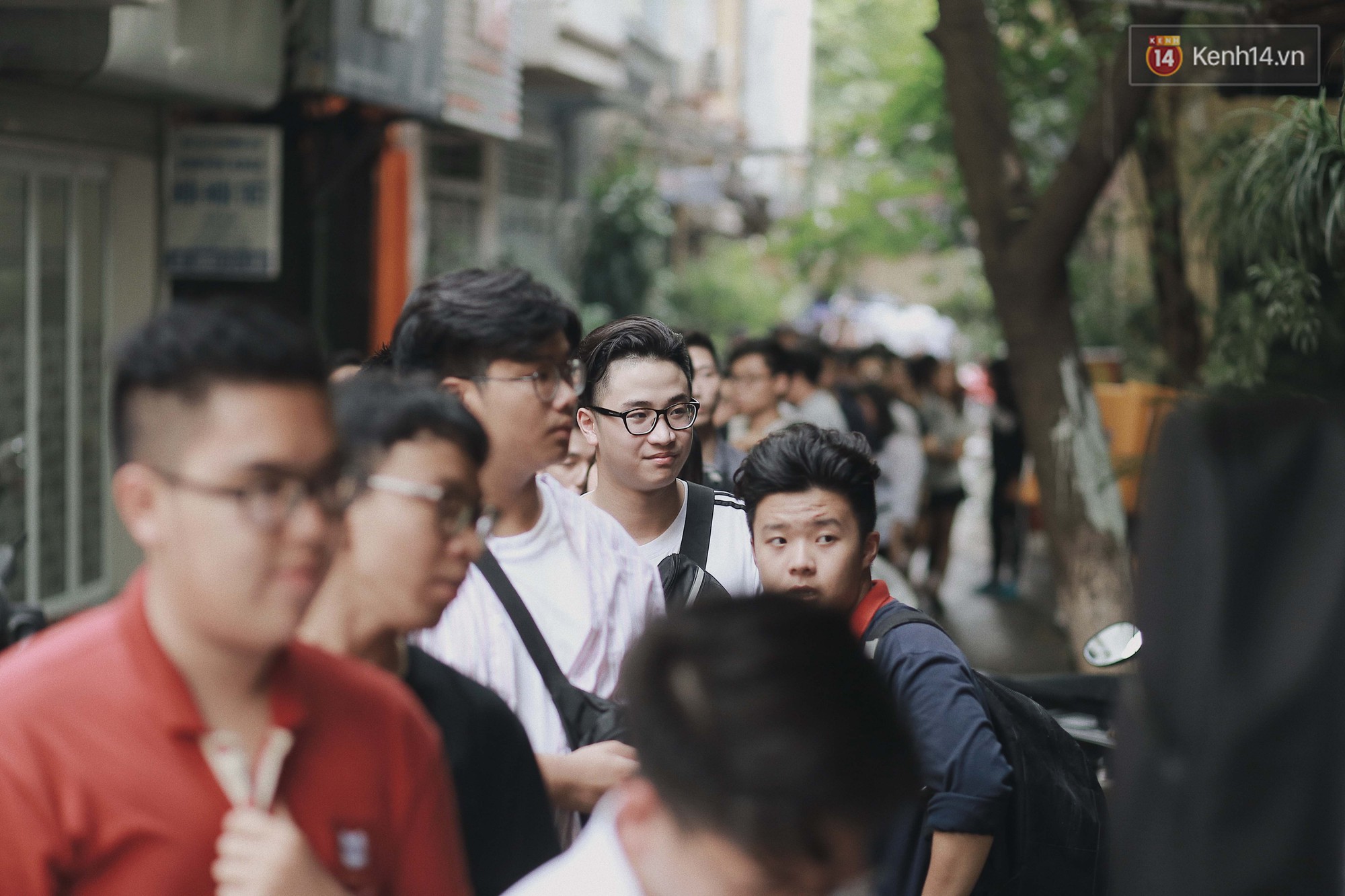 Liveshow thứ 2 của Vũ: Fan xếp hàng dài đợi mua vé, sold-out trong chưa đầy 1 tiếng đồng hồ - Ảnh 4. Liveshow thứ 2 của Vũ: Fan xếp hàng dài đợi mua vé, sold-out trong chưa đầy 1 tiếng đồng hồ - Ảnh 4.