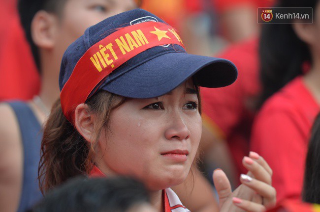 Ảnh: Người hâm mộ thẫn thờ, ôm mặt khóc nức nở khi Olympic Việt Nam vuột mất HCĐ ASIAD một cách đáng tiếc sau loạt đá luân lưu - Ảnh 2.
