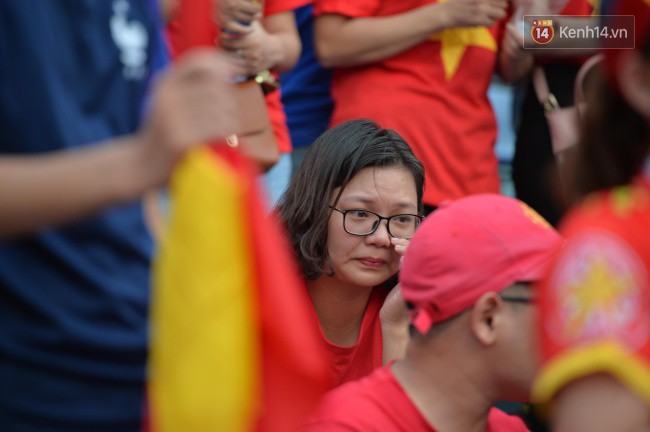 Ảnh: Người hâm mộ thẫn thờ, ôm mặt khóc nức nở khi Olympic Việt Nam vuột mất HCĐ ASIAD một cách đáng tiếc sau loạt đá luân lưu - Ảnh 3.