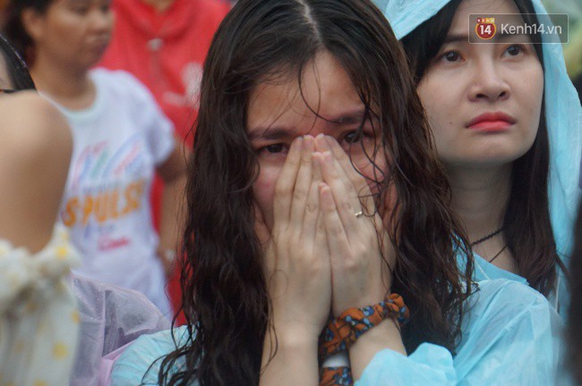 Ảnh: Người hâm mộ thẫn thờ, ôm mặt khóc nức nở khi Olympic Việt Nam vuột mất HCĐ ASIAD một cách đáng tiếc sau loạt đá luân lưu - Ảnh 12.