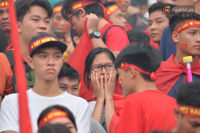 Ảnh: Người hâm mộ thẫn thờ, ôm mặt khóc nức nở khi Olympic Việt Nam vuột mất HCĐ ASIAD một cách đáng tiếc sau loạt đá luân lưu - Ảnh 5.