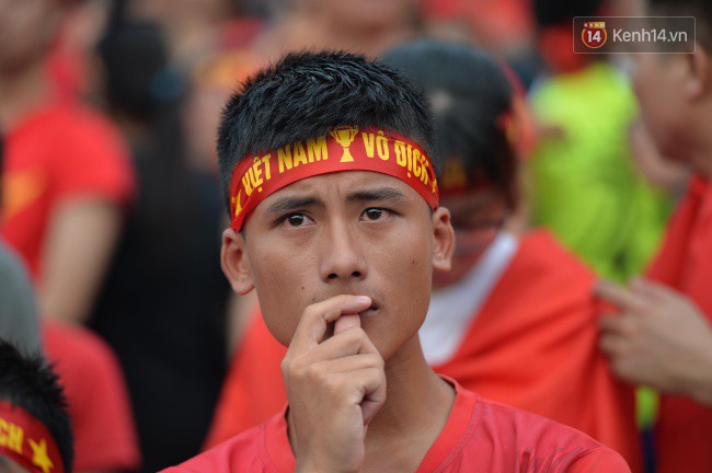 Ảnh: Người hâm mộ thẫn thờ, ôm mặt khóc nức nở khi Olympic Việt Nam vuột mất HCĐ ASIAD một cách đáng tiếc sau loạt đá luân lưu - Ảnh 6.