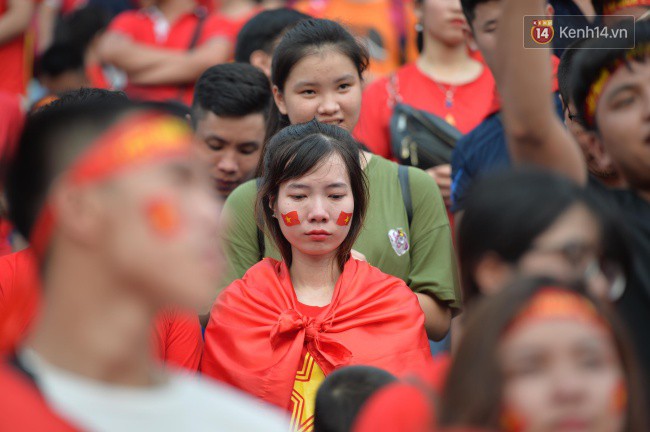 Ảnh: Người hâm mộ thẫn thờ, ôm mặt khóc nức nở khi Olympic Việt Nam vuột mất HCĐ ASIAD một cách đáng tiếc sau loạt đá luân lưu - Ảnh 7.