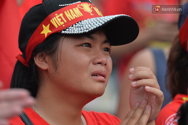 Ảnh: Người hâm mộ thẫn thờ, ôm mặt khóc nức nở khi Olympic Việt Nam vuột mất HCĐ ASIAD một cách đáng tiếc sau loạt đá luân lưu - Ảnh 9.