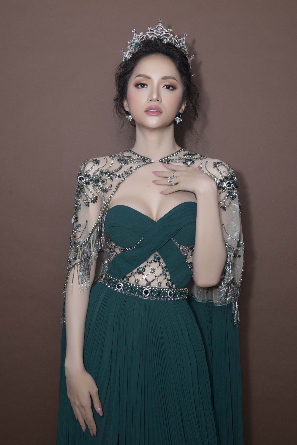 Huong Giang appears to be a goddess of beauty and shows a full circle in the chair of Miss Thailand Transition - Photo 8.