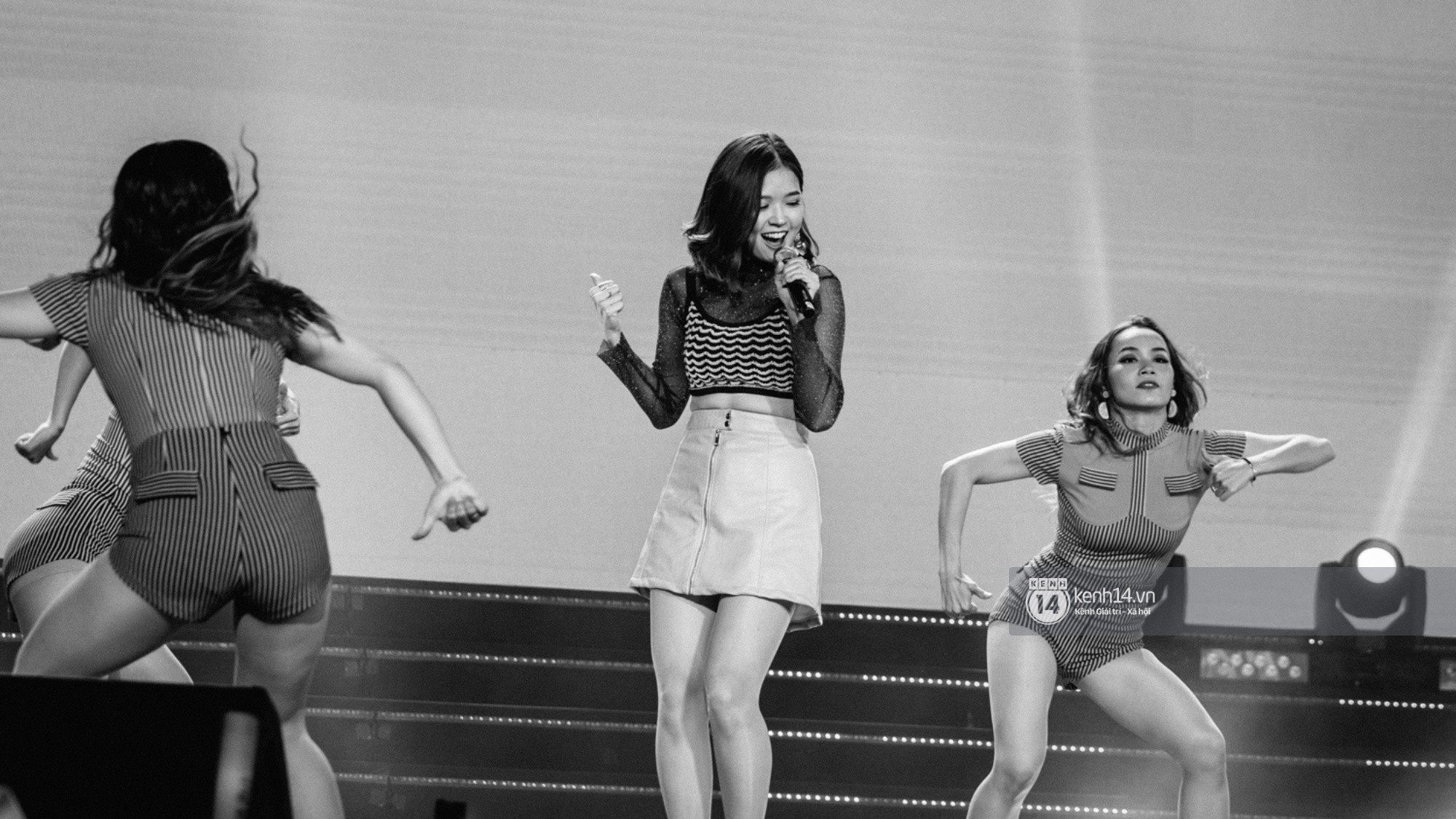 Chùm ảnh đẹp nhất show Hàn-Việt: MOMOLAND khiến khán giả vỡ òa, Thu Minh cùng dàn sao Việt đầy cảm xúc - Ảnh 38. Chùm ảnh đẹp nhất show Hàn-Việt: MOMOLAND khiến khán giả vỡ òa, Thu Minh cùng dàn sao Việt đầy cảm xúc - Ảnh 38.