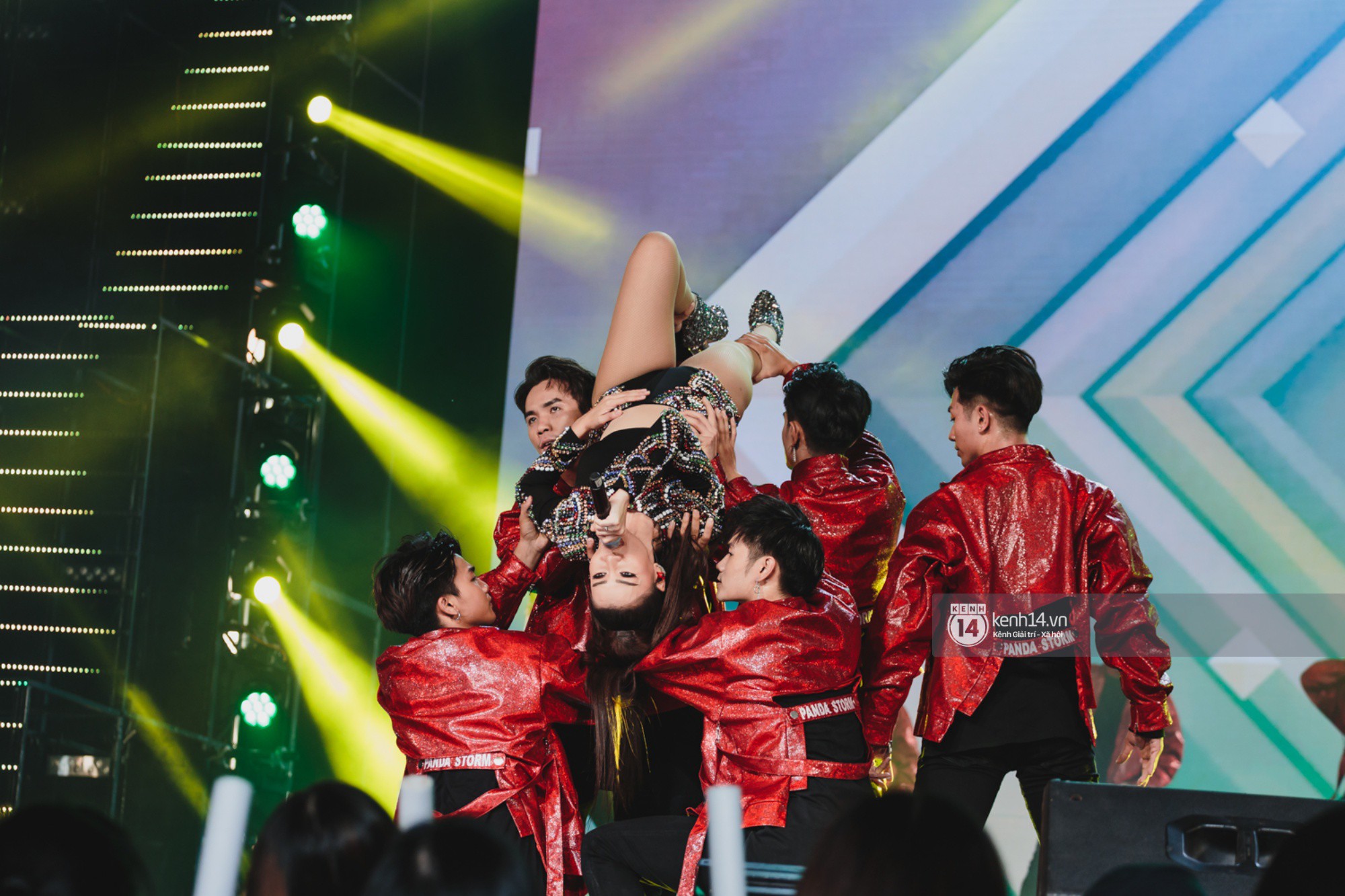 Chùm ảnh đẹp nhất show Hàn-Việt: MOMOLAND khiến khán giả vỡ òa, Thu Minh cùng dàn sao Việt đầy cảm xúc - Ảnh 29. Chùm ảnh đẹp nhất show Hàn-Việt: MOMOLAND khiến khán giả vỡ òa, Thu Minh cùng dàn sao Việt đầy cảm xúc - Ảnh 29.