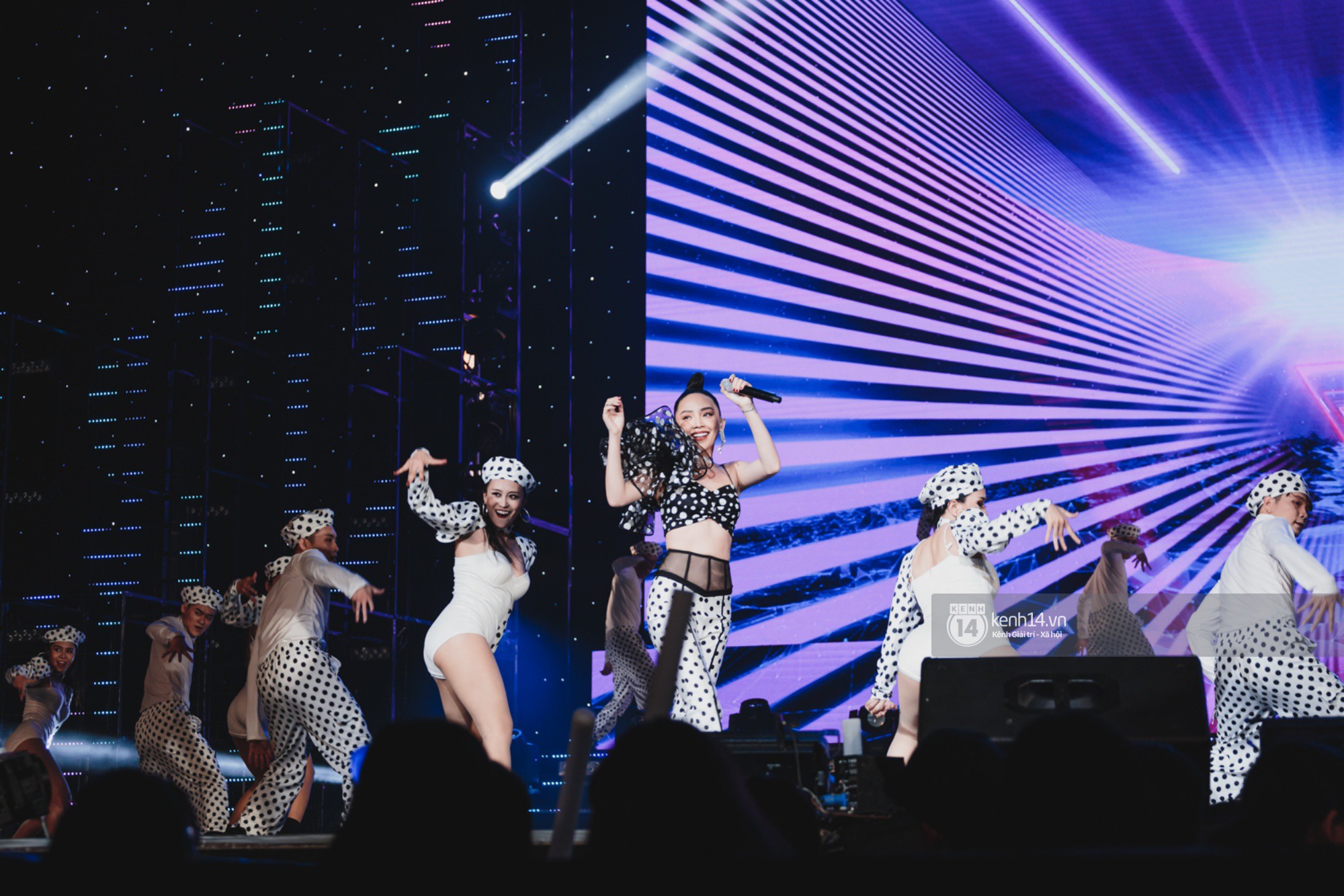 Chùm ảnh đẹp nhất show Hàn-Việt: MOMOLAND khiến khán giả vỡ òa, Thu Minh cùng dàn sao Việt đầy cảm xúc - Ảnh 25. Chùm ảnh đẹp nhất show Hàn-Việt: MOMOLAND khiến khán giả vỡ òa, Thu Minh cùng dàn sao Việt đầy cảm xúc - Ảnh 25.