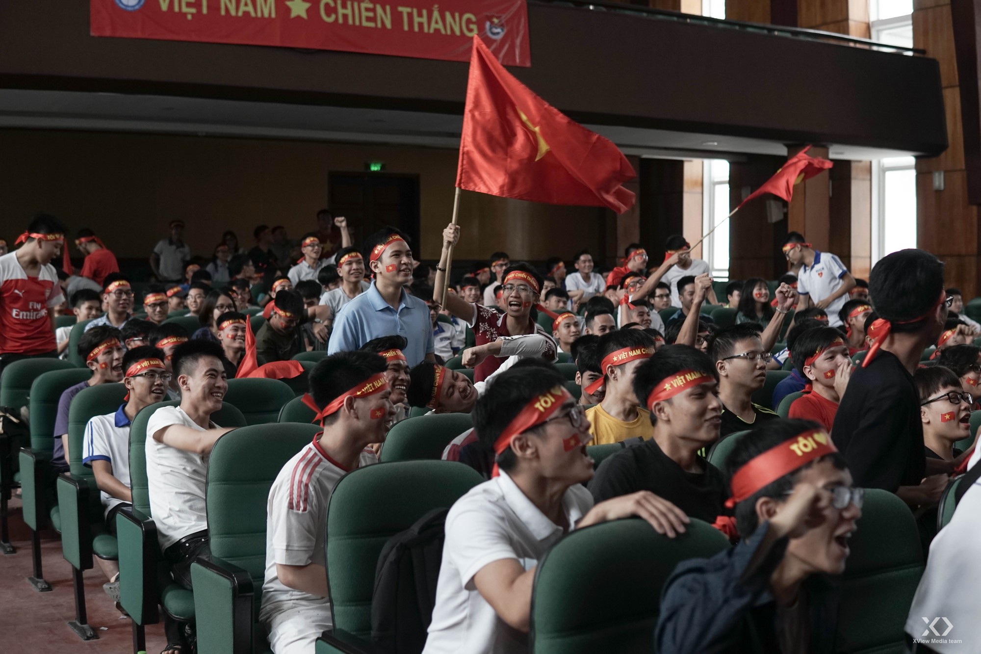 Người hâm mộ tại các trường Đại học reo hò trước bàn thắng gỡ hòa, hi vọng Olympic Việt Nam giành Huy chương Đồng - Ảnh 1.