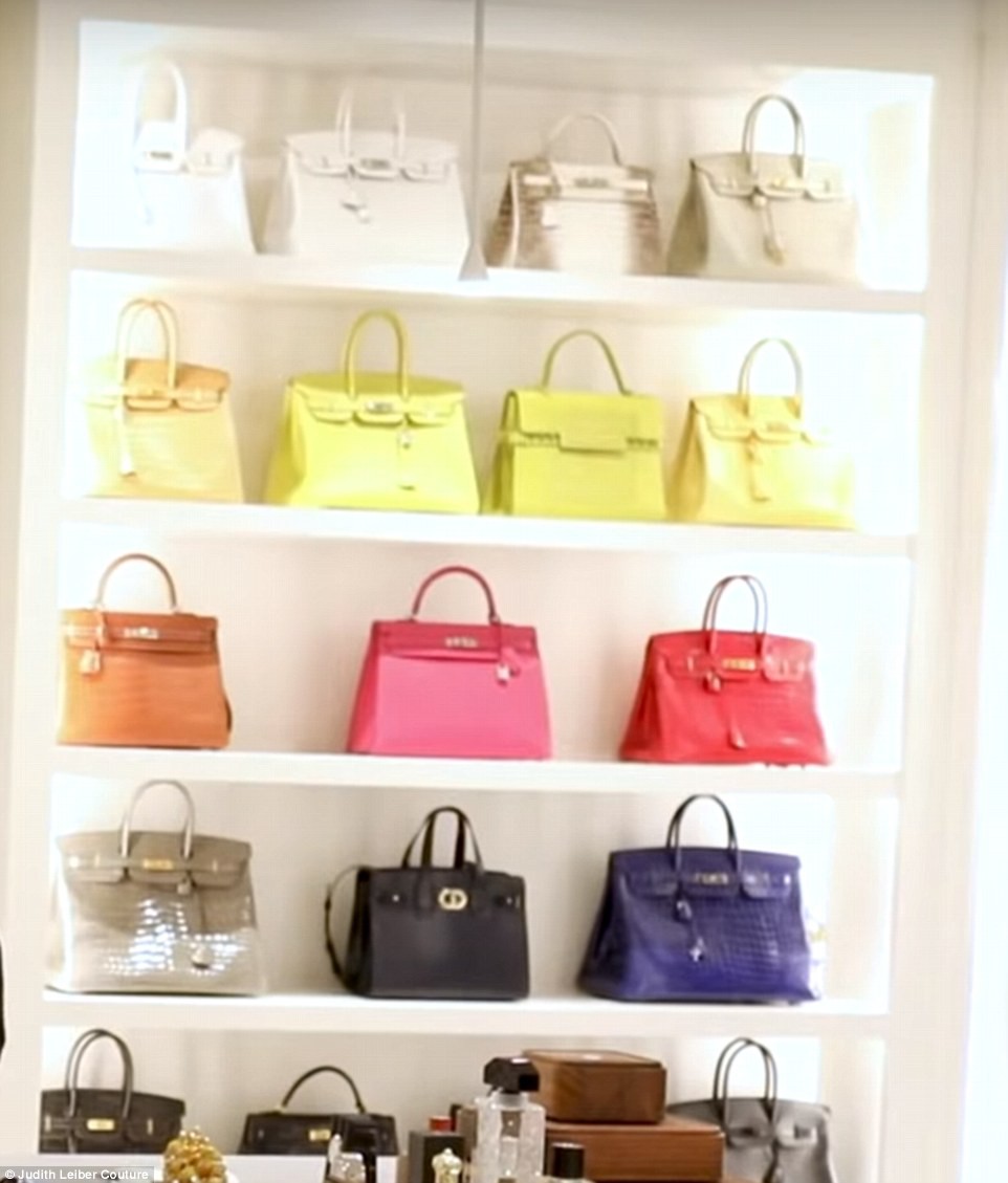 Tủ đồ của mẹ trùm Kris Jenner chẳng kém Kendall - Kylie hay Kim: riêng Hermes Birkin có 22 chiếc, áo quần chất đống đủ để mở store - Ảnh 8. Tủ đồ của mẹ trùm Kris Jenner chẳng kém Kendall - Kylie hay Kim: riêng Hermes Birkin có 22 chiếc, áo quần chất đống đủ để mở store - Ảnh 8.