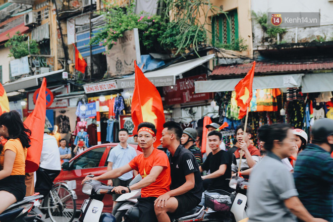 Olympic bóng đá nam dừng chân tại top 4 ASIAD 2018, hàng trăm cổ động viên vẫn ra đường ăn mừng thành tích lịch sử - Ảnh 8.