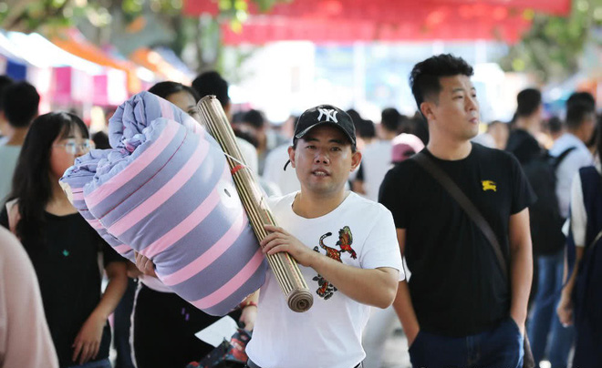 Chùm ảnh cảm động về những người cha, người mẹ oằn mình vác đồ lên thành phố thuê trọ cho con cái - Ảnh 2.