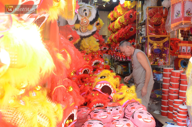 Phố Hàng Mã rục rịch mùa Trung thu: Hàng Trung Quốc vắng bóng, lồng đèn truyền thống lên ngôi - Ảnh 4.