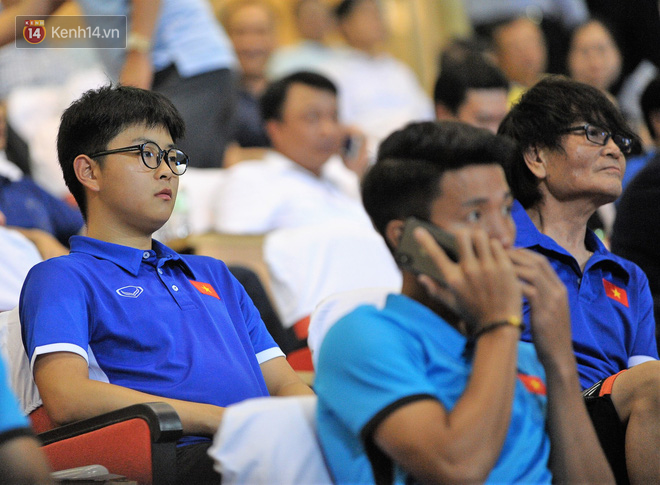 Chàng trợ lý tiếng Anh có gương mặt bầu bĩnh luôn theo sát HLV Park Hang Seo và Olympic Việt Nam là ai? - Ảnh 3.