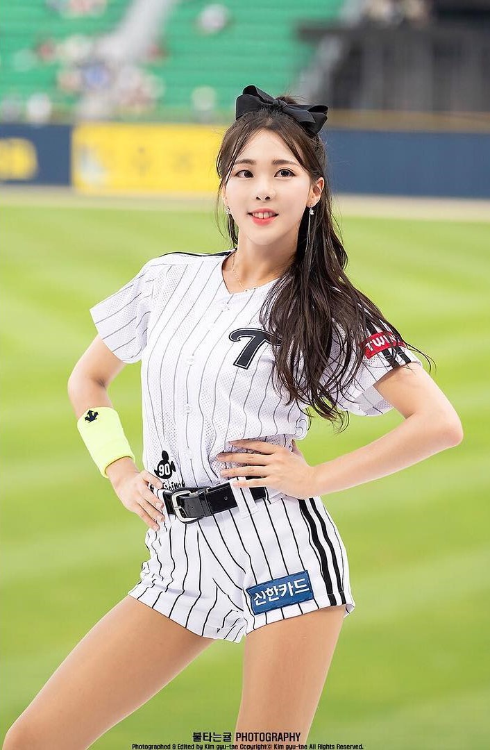 Cô nàng cheerleader Hàn Quốc sở hữu combo đáng mơ ước: Mặt xinh, chân dài, dáng đẹp - Ảnh 1. Cô nàng cheerleader Hàn Quốc sở hữu combo đáng mơ ước: Mặt xinh, chân dài, dáng đẹp - Ảnh 1.