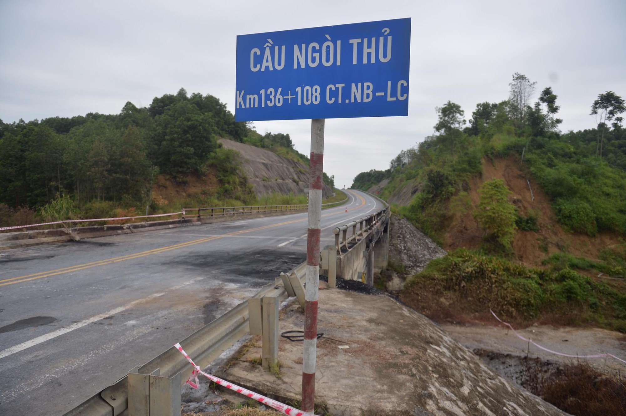 Cầu Ngòi Thủ biến dạng nặng, trơ các lõi thép sau vụ cháy xe bồn - Ảnh 1. Cầu Ngòi Thủ biến dạng nặng, trơ các lõi thép sau vụ cháy xe bồn - Ảnh 1.