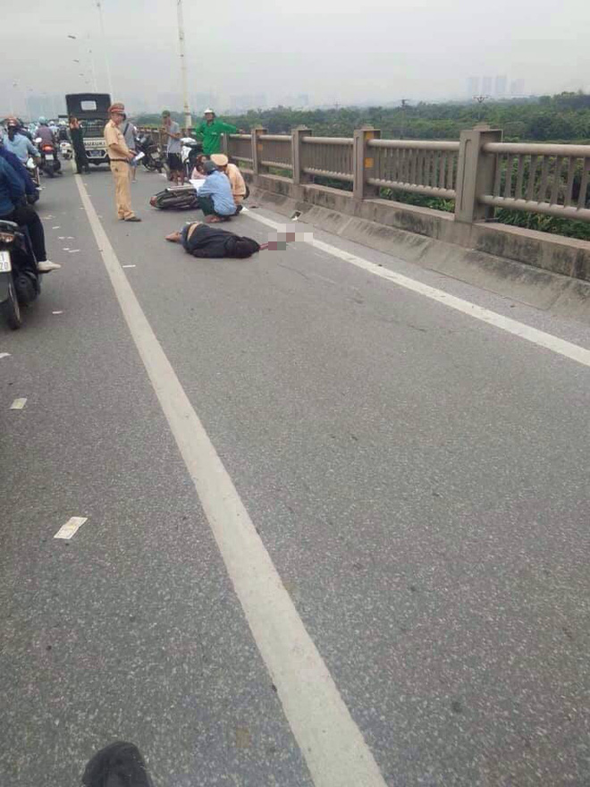 Hà Nội: Điều khiển xe máy tự đâm vào thành cầu Vĩnh Tuy, người đàn ông tử vong tại chỗ - Ảnh 1.