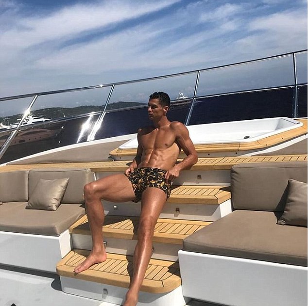 Ronaldo khoe dáng cực chuẩn khi cùng bạn gái nghỉ dưỡng trên du thuyền - Ảnh 1.
