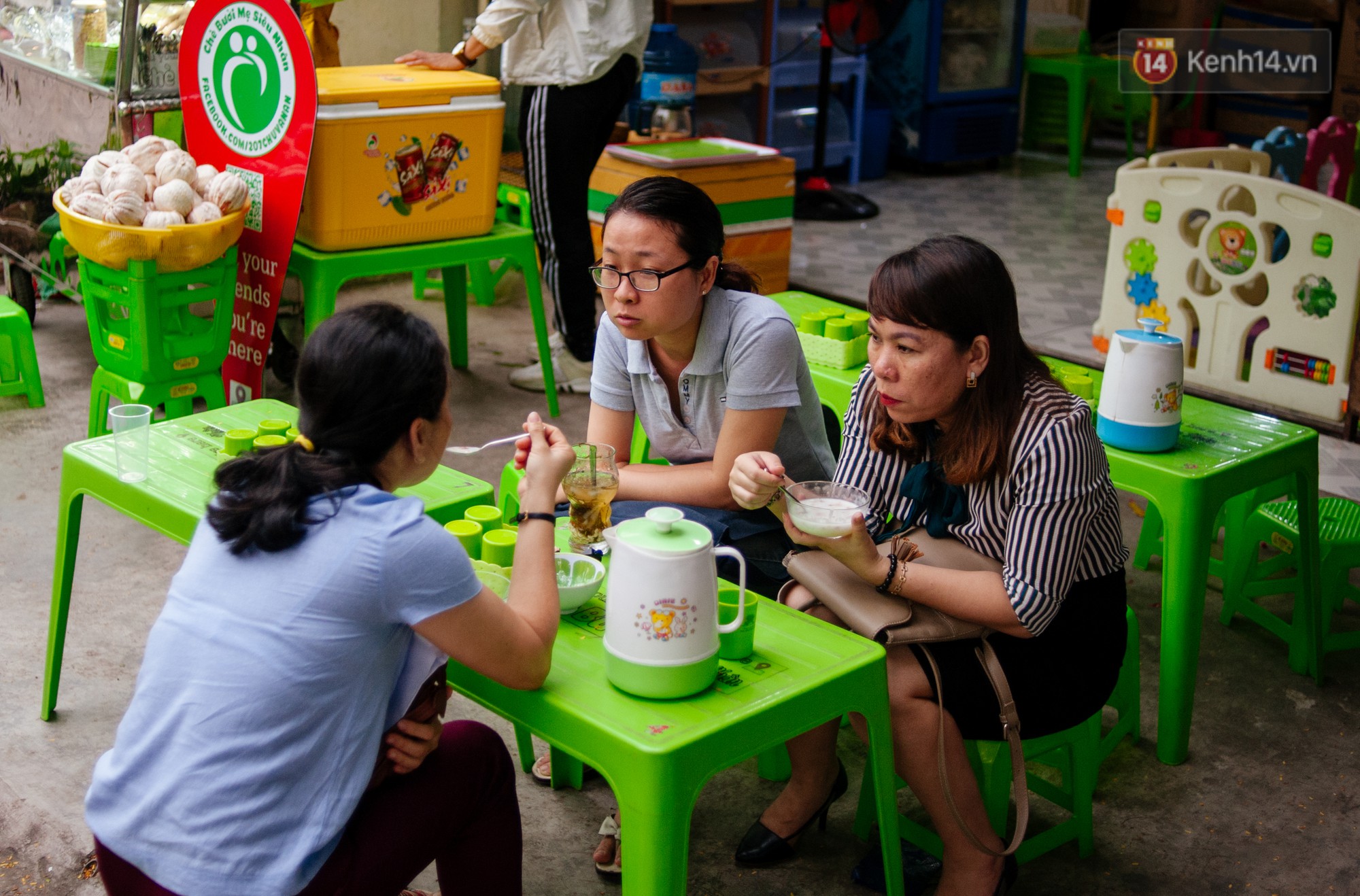 Câu chuyện về người con đặc biệt của vợ chồng thạc sỹ bán chè Sài Gòn: Sự nghiệp có thể làm lại, nhưng con cái thì bố mẹ không có cơ hội thứ 2 - Ảnh 5. Câu chuyện về người con đặc biệt của vợ chồng thạc sỹ bán chè Sài Gòn: Sự nghiệp có thể làm lại, nhưng con cái thì bố mẹ không có cơ hội thứ 2 - Ảnh 5.