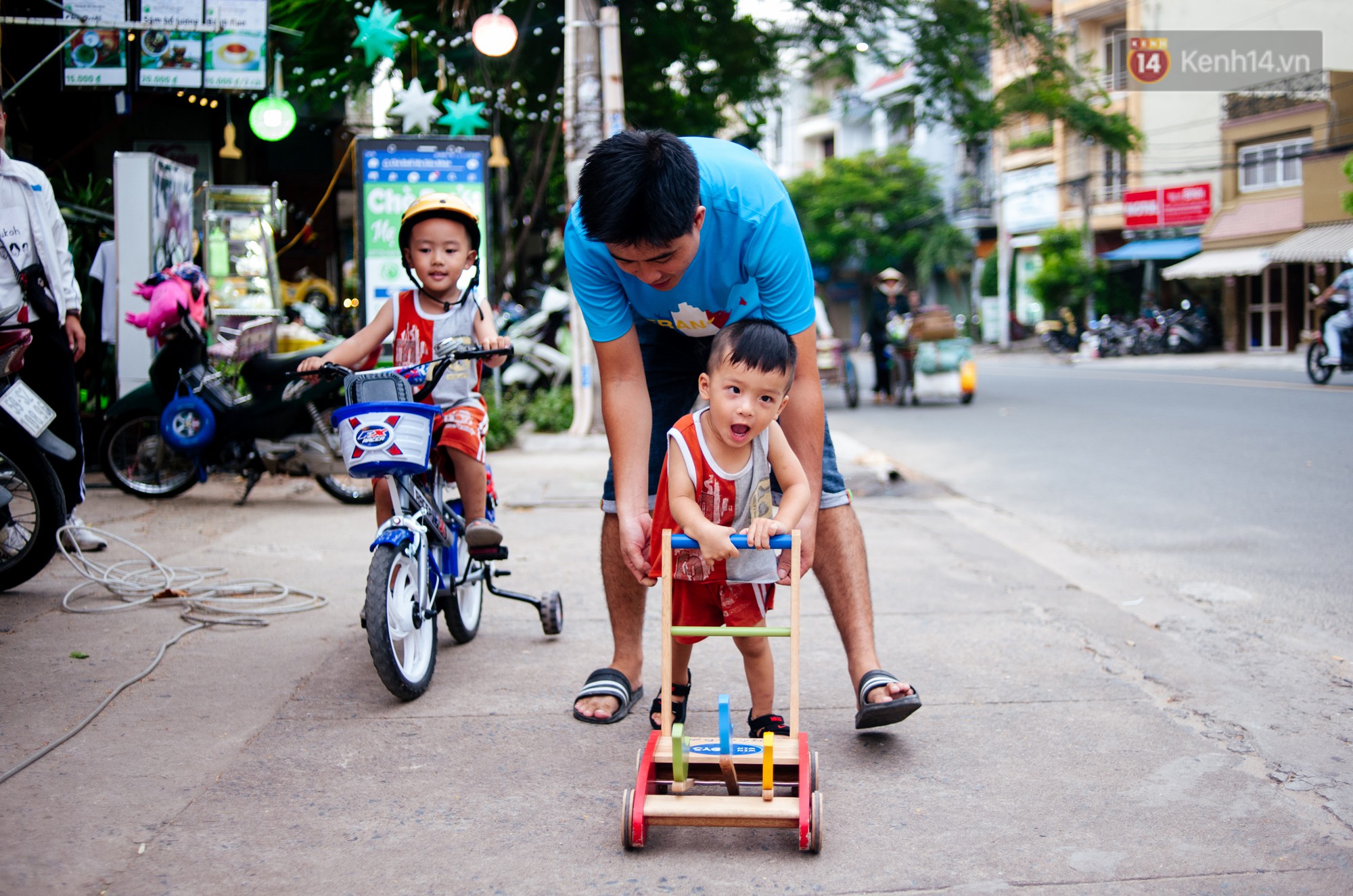 Câu chuyện về người con đặc biệt của vợ chồng thạc sỹ bán chè Sài Gòn: Sự nghiệp có thể làm lại, nhưng con cái thì bố mẹ không có cơ hội thứ 2 - Ảnh 7. Câu chuyện về người con đặc biệt của vợ chồng thạc sỹ bán chè Sài Gòn: Sự nghiệp có thể làm lại, nhưng con cái thì bố mẹ không có cơ hội thứ 2 - Ảnh 7.
