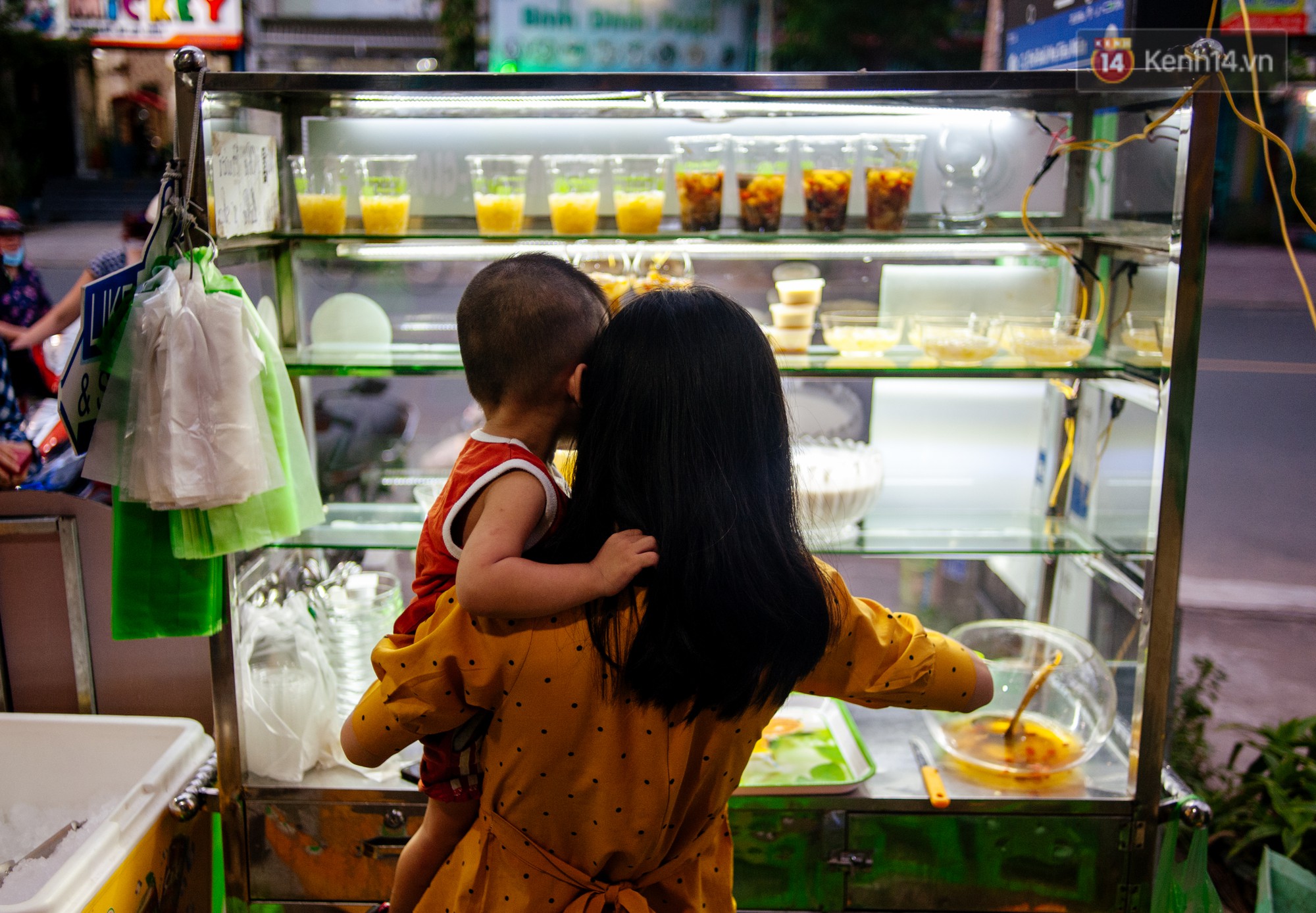 Câu chuyện về người con đặc biệt của vợ chồng thạc sỹ bán chè Sài Gòn: Sự nghiệp có thể làm lại, nhưng con cái thì bố mẹ không có cơ hội thứ 2 - Ảnh 6. Câu chuyện về người con đặc biệt của vợ chồng thạc sỹ bán chè Sài Gòn: Sự nghiệp có thể làm lại, nhưng con cái thì bố mẹ không có cơ hội thứ 2 - Ảnh 6.