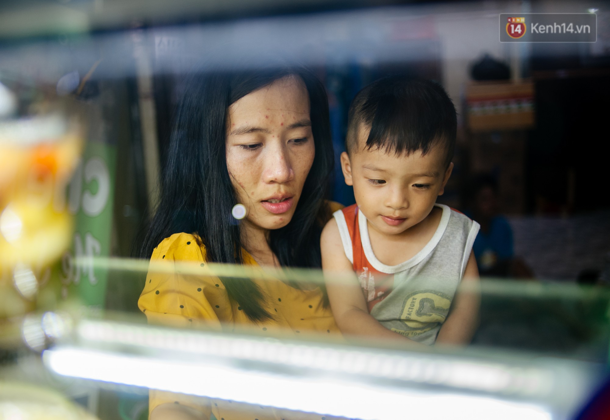 Câu chuyện về người con đặc biệt của vợ chồng thạc sỹ bán chè Sài Gòn: Sự nghiệp có thể làm lại, nhưng con cái thì bố mẹ không có cơ hội thứ 2 - Ảnh 1. Câu chuyện về người con đặc biệt của vợ chồng thạc sỹ bán chè Sài Gòn: Sự nghiệp có thể làm lại, nhưng con cái thì bố mẹ không có cơ hội thứ 2 - Ảnh 1.