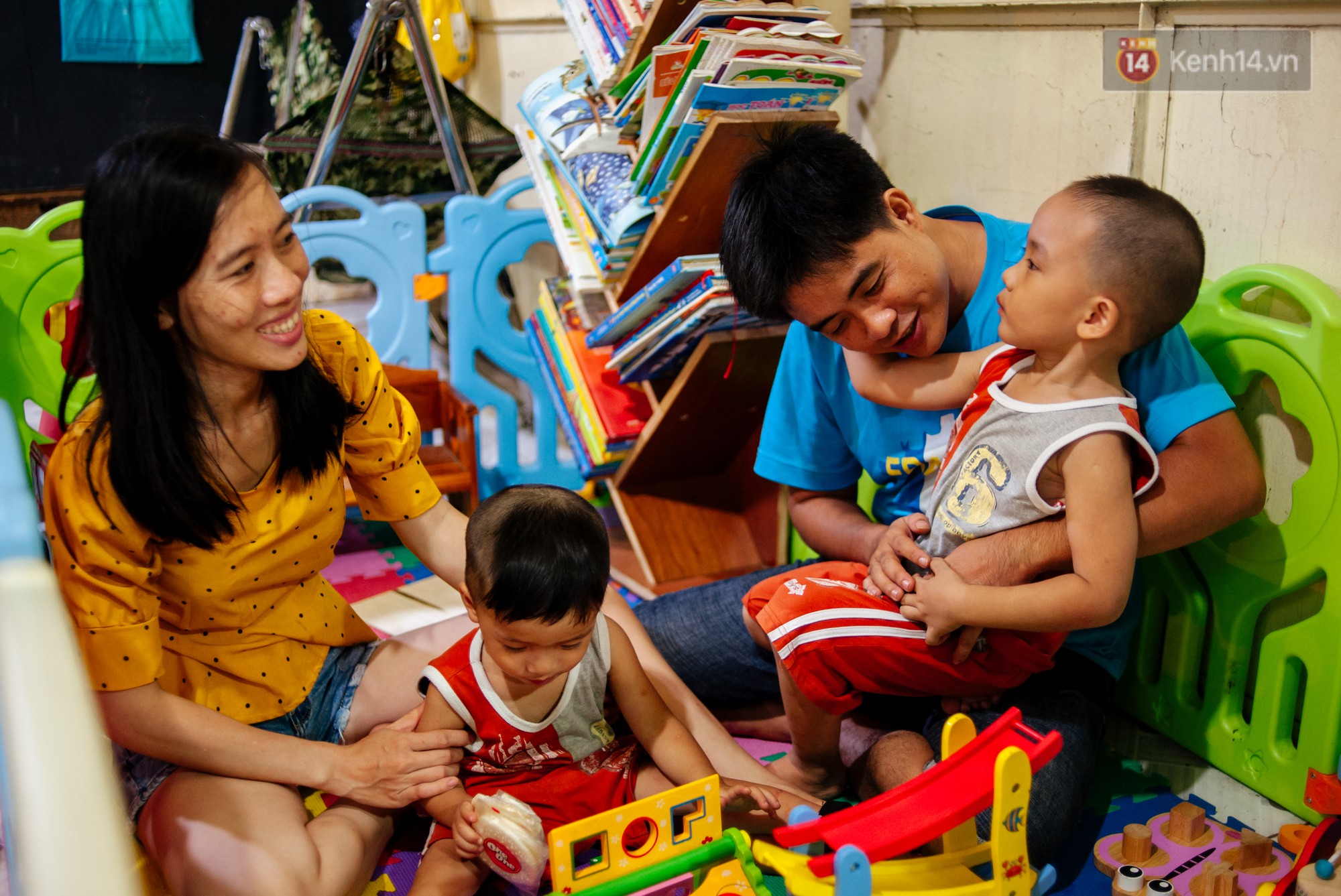 Câu chuyện về người con đặc biệt của vợ chồng thạc sỹ bán chè Sài Gòn: Sự nghiệp có thể làm lại, nhưng con cái thì bố mẹ không có cơ hội thứ 2 - Ảnh 11. Câu chuyện về người con đặc biệt của vợ chồng thạc sỹ bán chè Sài Gòn: Sự nghiệp có thể làm lại, nhưng con cái thì bố mẹ không có cơ hội thứ 2 - Ảnh 11.