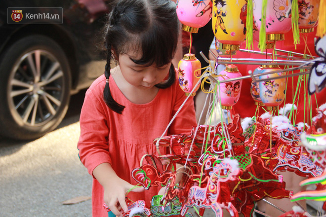 Phố Hàng Mã rục rịch mùa Trung thu: Hàng Trung Quốc vắng bóng, lồng đèn truyền thống lên ngôi - Ảnh 12.